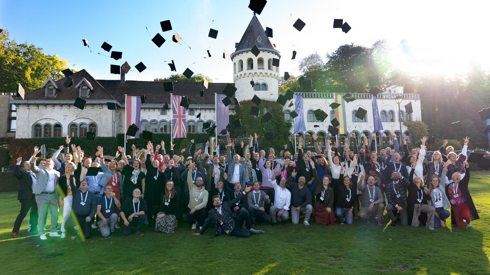 Graduation van MiR-ondernemers voor een kasteel