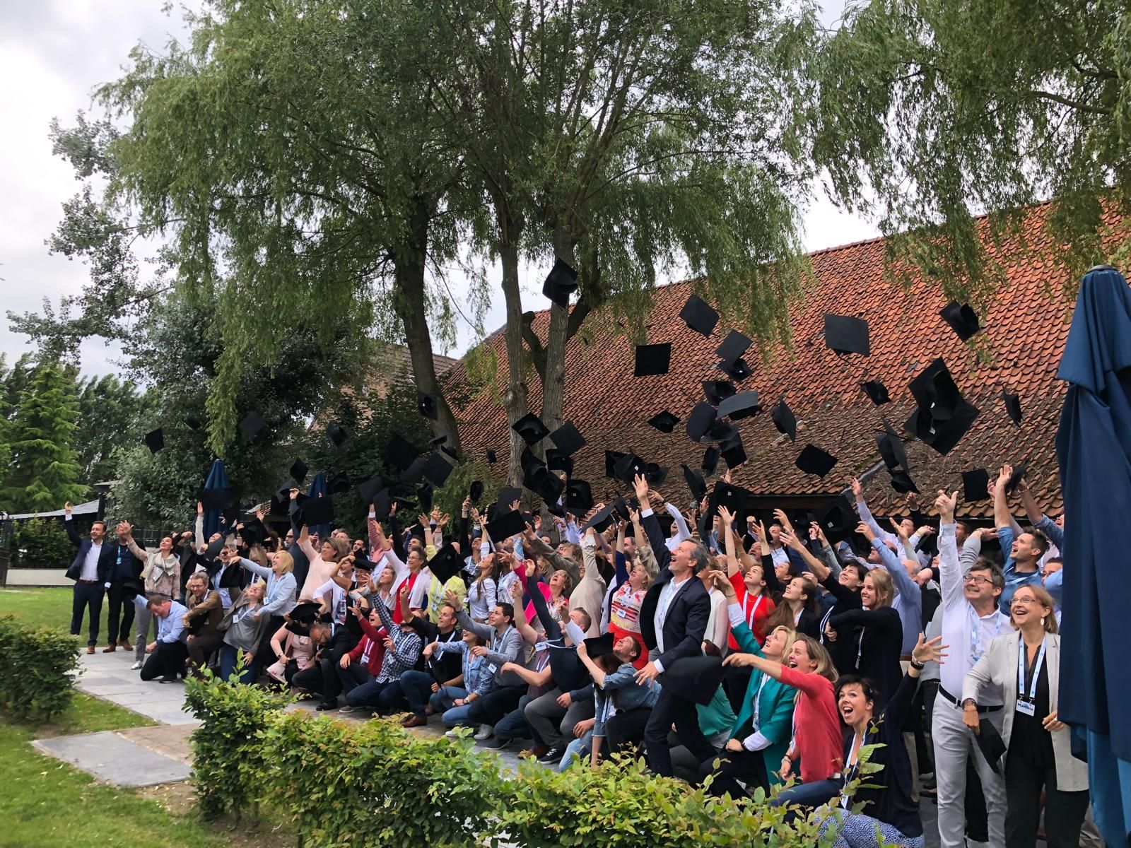 Graduation-hoedjes in de lucht op het domein